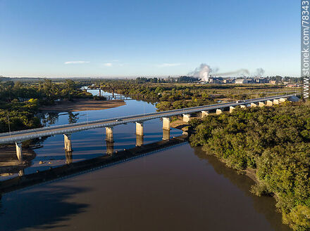 Vista aérea de los tres puentes sobre el río Olimar en la capital departamental, el carretero (Ruta 8), el local y el ferroviario - Departamento de Treinta y Tres - URUGUAY. Foto No. 78343