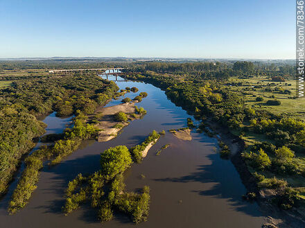 Vista aérea del río Olimar al sureste - Departamento de Treinta y Tres - URUGUAY. Foto No. 78346