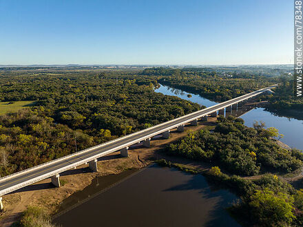 Vista aérea del puente en ruta 8 sobre el río Olimar - Departamento de Treinta y Tres - URUGUAY. Foto No. 78348