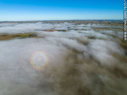 Vista aérea de bruma en forma de nubes muy bajas sobre el campo y la ruta 8 -  - URUGUAY. Foto No. 78357
