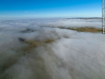 Vista aérea de bruma en forma de nubes muy bajas sobre el campo y la ruta 8 -  - URUGUAY. Foto No. 78358