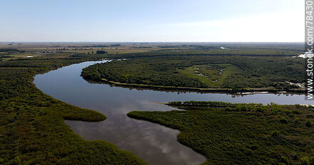 Vista aérea del arroyo Cebollatí en el límite de los departamentos de Rocha y Treinta y Tres - Departamento de Treinta y Tres - URUGUAY. Foto No. 78430