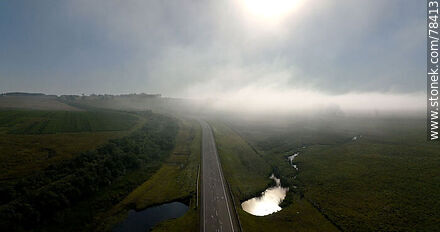 Vista aérea de la bruma matinal sobre ruta 8 - Departamento de Treinta y Tres - URUGUAY. Foto No. 78413