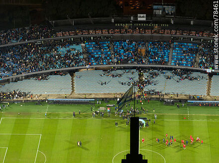 Vista aérea de la bandera uruguaya flameando en la torre de los homenajes del estadio Centenario - Departamento de Montevideo - URUGUAY. Foto No. 78461