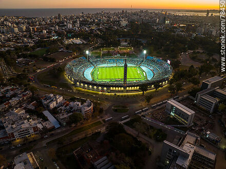 Vista aérea del Estadio Centenario iluminado al atardecer con vista de la cludad - Departamento de Montevideo - URUGUAY. Foto No. 78450