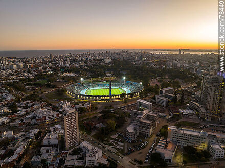 Vista aérea del Estadio Centenario iluminado al atardecer con vista de la cludad - Departamento de Montevideo - URUGUAY. Foto No. 78449