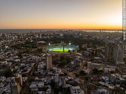 Vista aérea del Estadio Centenario iluminado al atardecer con vista de la cludad - Departamento de Montevideo - URUGUAY. Foto No. 78448