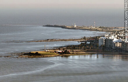 Vista aérea de las puntas Trouville y Brava de Punta Carretas - Departamento de Montevideo - URUGUAY. Foto No. 78483