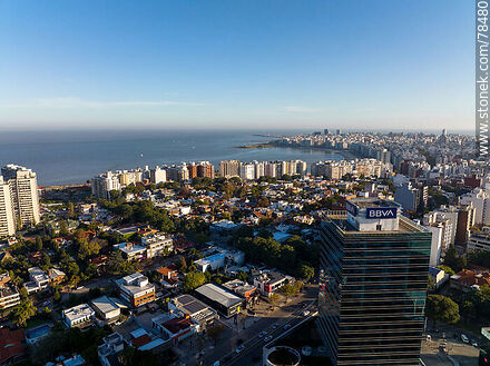 Vista aérea del WTC 3 y los edificios de la costa de Pocitos - Departamento de Montevideo - URUGUAY. Foto No. 78480