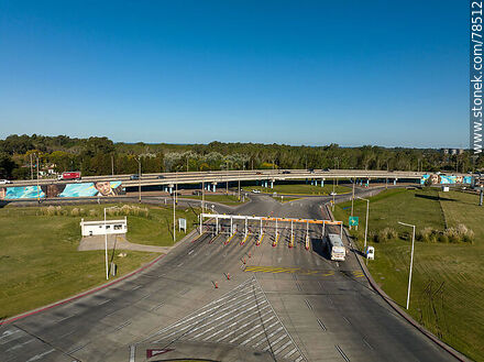 Vista aérea del control de entrada de vehículos - Departamento de Canelones - URUGUAY. Foto No. 78512