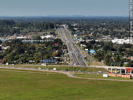 Vista aérea de la ruta Interbalnearia desde el aeropuerto al este - Departamento de Canelones - URUGUAY. Foto No. 78519
