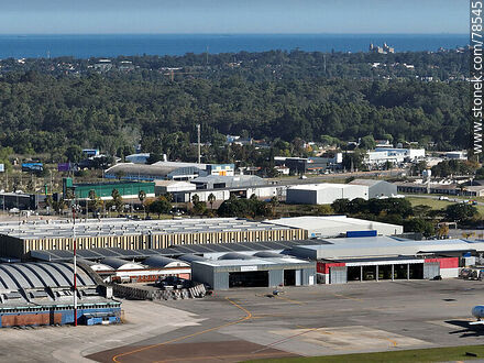 Vista aérea de la terminal de cargas y Hotel Carrasco al fondo - Departamento de Canelones - URUGUAY. Foto No. 78545