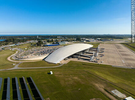 Vista aérea del aeropuerto, el estacionamiento y las mangas de acceso a los aviones - Departamento de Canelones - URUGUAY. Foto No. 78533