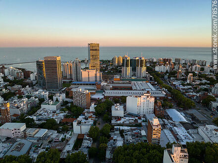 Vista aérea de las torres y edificios al atardecer. Montevideo Shopping Center - Departamento de Montevideo - URUGUAY. Foto No. 78576