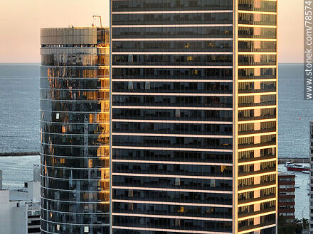 Vista aérea de la torre 4 del WTC y el edificio cilíndrico de la zona franca - Departamento de Montevideo - URUGUAY. Foto No. 78574