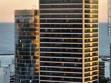 Vista aérea de la torre 4 del WTC y el edificio cilíndrico de la zona franca - Departamento de Montevideo - URUGUAY. Foto No. 78573