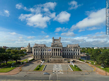 Vista aérea del frente del palacio frente a la Avenida de las Leyes - Departamento de Montevideo - URUGUAY. Foto No. 78601