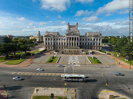 Vista aérea del frente del palacio frente a la Avenida de las Leyes - Departamento de Montevideo - URUGUAY. Foto No. 78599