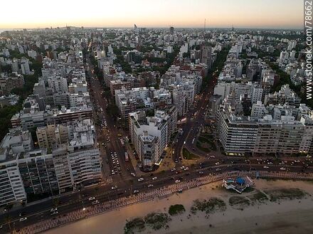 Vista aérea de la proa de Bvar. España y Av. Brasil al anochecer - Departamento de Montevideo - URUGUAY. Foto No. 78662