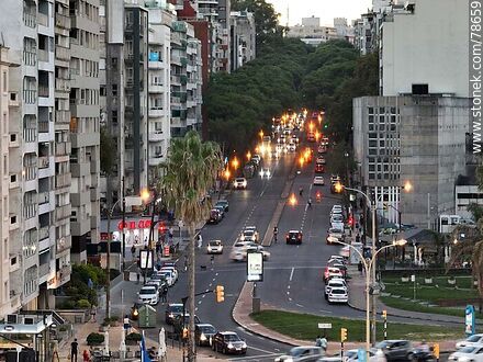 Vista aérea del tránsito en Avenida Brasil al atardecer - Departamento de Montevideo - URUGUAY. Foto No. 78659
