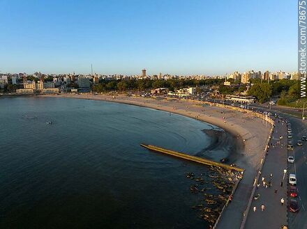 Vista aérea de la playa Ramírez y el Parque Rodó al atardecer - Departamento de Montevideo - URUGUAY. Foto No. 78675