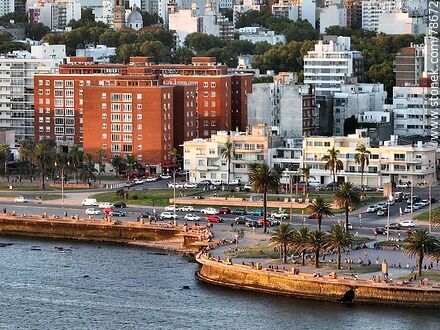 Vista aérea de la rambla República Argentina al atardecer - Departamento de Montevideo - URUGUAY. Foto No. 78672