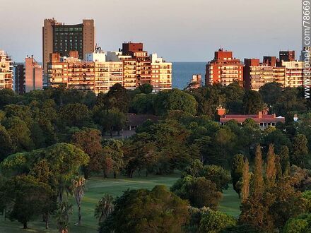 Vista aérea del parque del Club de Golf y edificios cercanos - Departamento de Montevideo - URUGUAY. Foto No. 78669