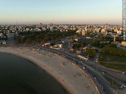 Vista aérea de la playa Ramírez y el Parque Rodó al atardecer - Departamento de Montevideo - URUGUAY. Foto No. 78678