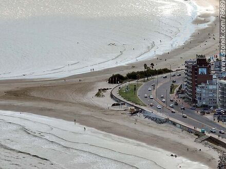 Vista aérea de la curva en la rambla entre las playas Brava y Malvín - Departamento de Montevideo - URUGUAY. Foto No. 78689