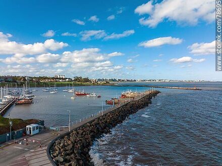 Vista aérea de una escollera del Puerto del Buceo - Departamento de Montevideo - URUGUAY. Foto No. 78695