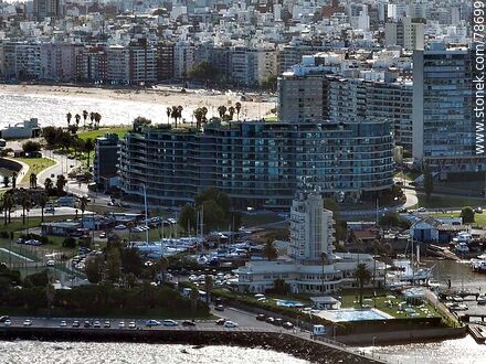 Vista aérea del Yatch Club y el edificio Forum - Departamento de Montevideo - URUGUAY. Foto No. 78699