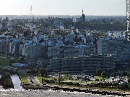 Vista aérea de la rambla Presidente Charles de Gaulle - Departamento de Montevideo - URUGUAY. Foto No. 78704
