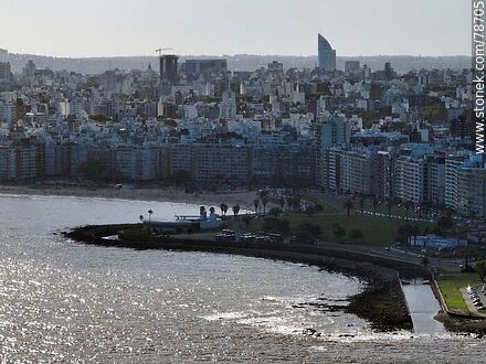 Vista aérea de Montevideo abarcando el Kibón y la torre de Antel - Departamento de Montevideo - URUGUAY. Foto No. 78705