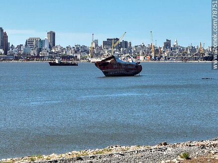 Foto aérea de un barco chatarra en la bahía de Montevideo - Departamento de Montevideo - URUGUAY. Foto No. 78751