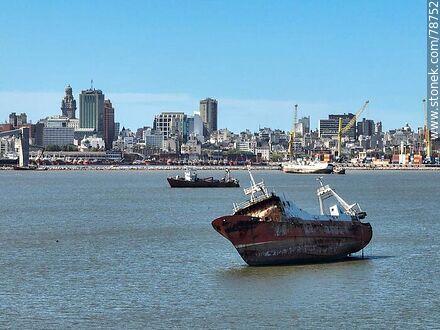 Foto aérea de un barco chatarra en la bahía de Montevideo - Departamento de Montevideo - URUGUAY. Foto No. 78752