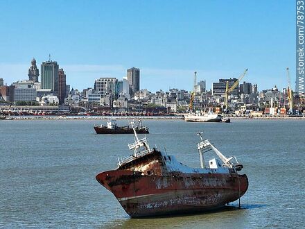 Foto aérea de un barco chatarra en la bahía de Montevideo - Departamento de Montevideo - URUGUAY. Foto No. 78753