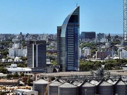Foto aérea de silos en el puerto, Torre de las Telecomunicaciones y Aguada Park - Departamento de Montevideo - URUGUAY. Foto No. 78738