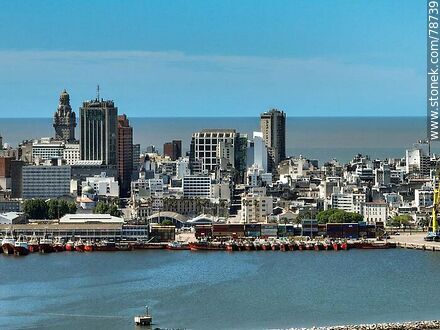 Foto aérea de la bahía de Montevideo. Torre Ejecutiva, hotel Radisson, Palacio Salvo. El Río de la Plata - Departamento de Montevideo - URUGUAY. Foto No. 78739
