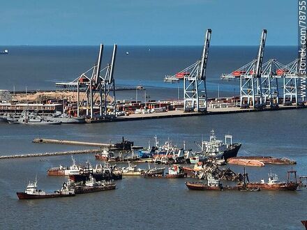 Foto aérea de la bahía de Montevideo. Barcos chatarra. Grúas en el muelle del puerto - Departamento de Montevideo - URUGUAY. Foto No. 78755