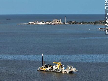 Foto aérea de la bahía de Montevideo. Draga. Base naval del Cerro. Dique nacional. - Departamento de Montevideo - URUGUAY. Foto No. 78756