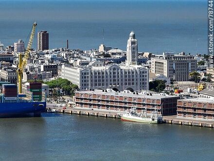 Foto aérea de la bahía de Montevideo. Sede del Comando General de la Armada. Administración Nacional de Puertos - Departamento de Montevideo - URUGUAY. Foto No. 78744