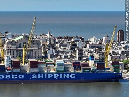 Foto aérea de la bahía de Montevideo. Barco de carga en el puerto - Departamento de Montevideo - URUGUAY. Foto No. 78745