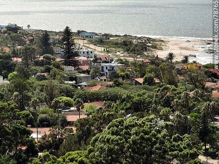 Foto aérea de casas entre los árboles cerca de la costa - Departamento de Canelones - URUGUAY. Foto No. 78765