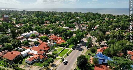Foto aérea de la calle Gral. Artigas. Iglesia Roger Balet - Departamento de Canelones - URUGUAY. Foto No. 78772