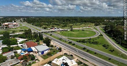 Foto aérea del cruce de las rutas 11 e Interbalnearia - Departamento de Canelones - URUGUAY. Foto No. 78777