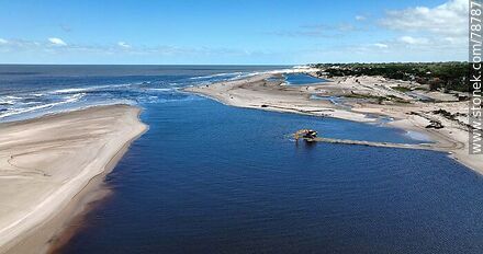 Foto aérea del arroyo Solís Chico corriendo paralelo al Río de la Plata antes de su desembocadura - Departamento de Canelones - URUGUAY. Foto No. 78787