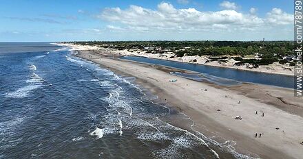Foto aérea de la franja de playa entre el Río de la Plata y la laguna creada por las crecidas del arroyo Solís Chico - Department of Canelones - URUGUAY. Photo #78789