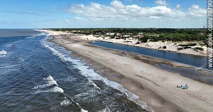 Aerial photo of the beach strip between the Río de la Plata and the lagoon created by the flooding of the Solís Chico stream. - Department of Canelones - URUGUAY. Photo #78790
