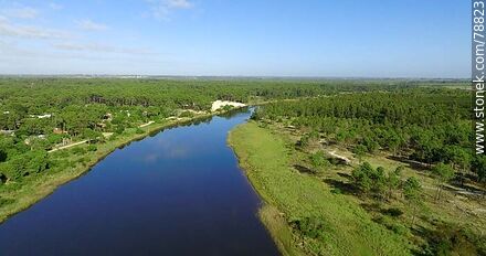 Foto aérea del arroyo Pando aguas arriba - Departamento de Canelones - URUGUAY. Foto No. 78823