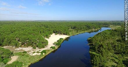 Foto aérea del arroyo Pando aguas arriba - Departamento de Canelones - URUGUAY. Foto No. 78825